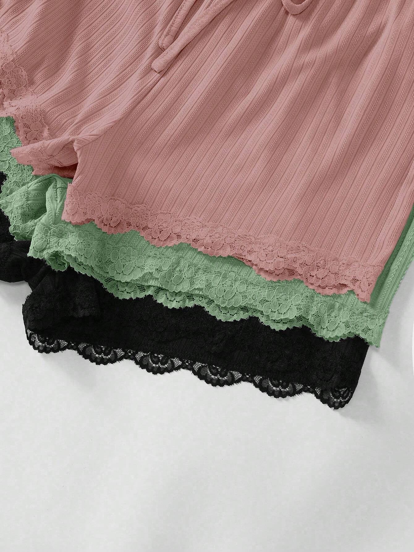 Completo vestaglia e camicia da notte in raso con spalline in corda, dettagli in pizzo sul petto e sulla schiena