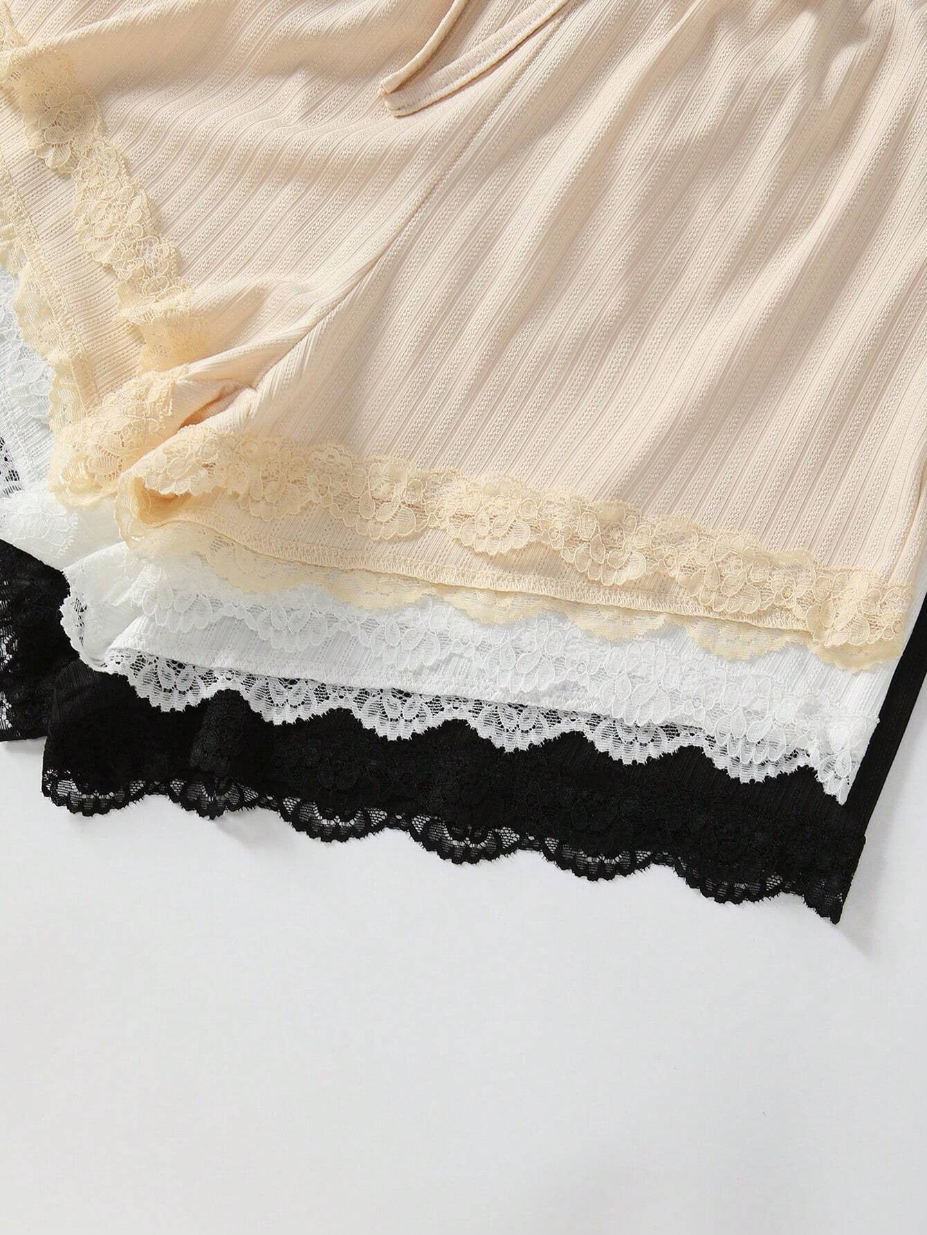 Completo vestaglia e camicia da notte in raso con spalline in corda, dettagli in pizzo sul petto e sulla schiena