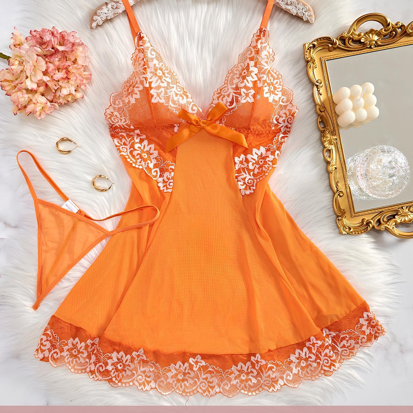 Negligé- und Morgenmantel-Set aus Satin mit Spitzen-Details, tiefem Dekolleté vorne und hinten sowie Spaghettiträgern
