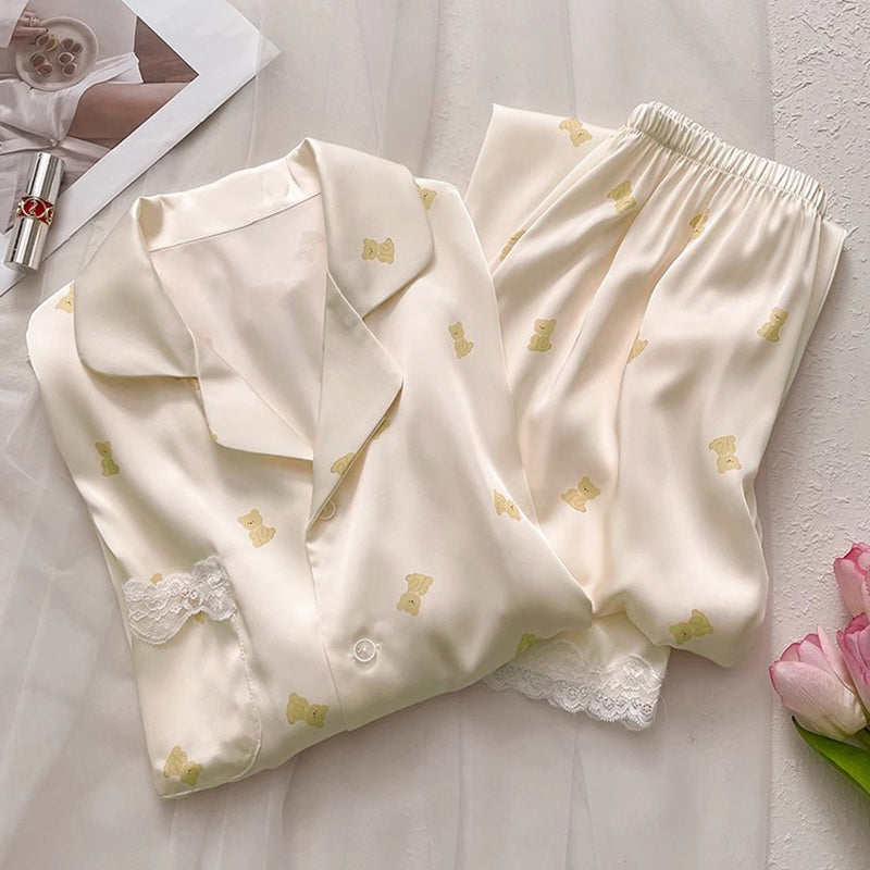 Completo vestaglia e camicia da notte in raso con spalline in corda, dettagli in pizzo sul petto e sulla schiena