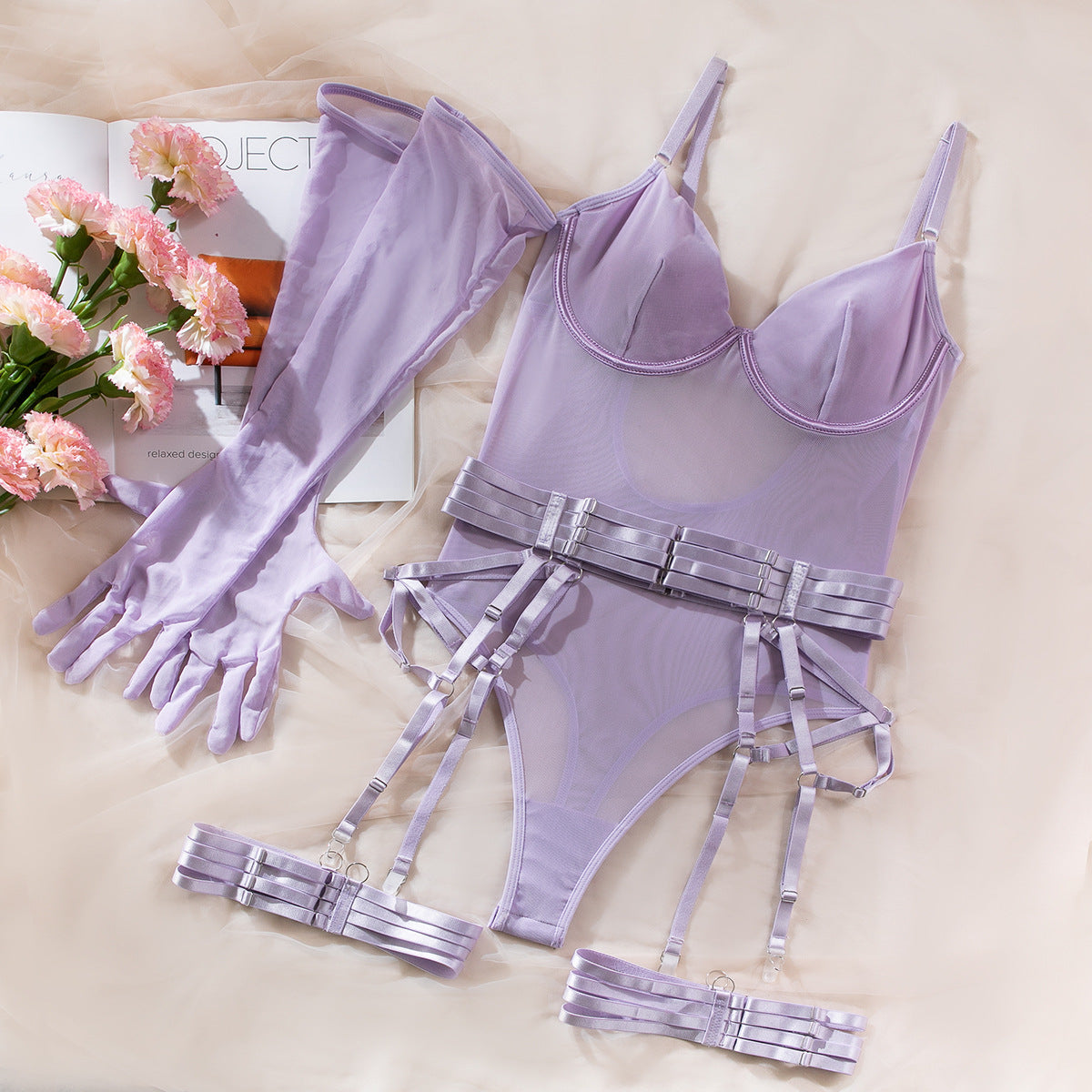 Completo vestaglia e camicia da notte in raso con spalline in corda, dettagli in pizzo sul petto e sulla schiena