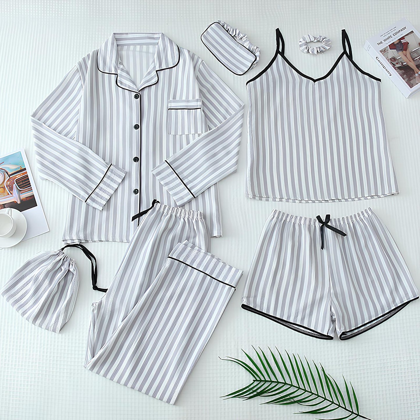 Negligé- und Morgenmantel-Set aus Satin mit Spitzen-Details, tiefem Dekolleté vorne und hinten sowie Spaghettiträgern