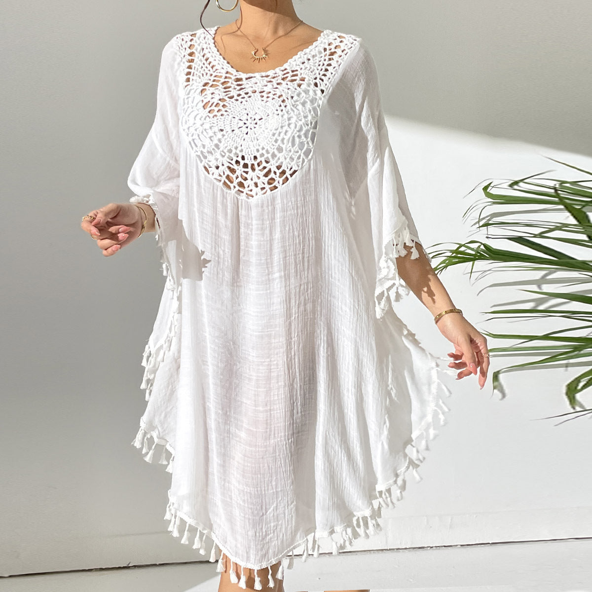 Completo vestaglia e camicia da notte in raso con spalline in corda, dettagli in pizzo sul petto e sulla schiena