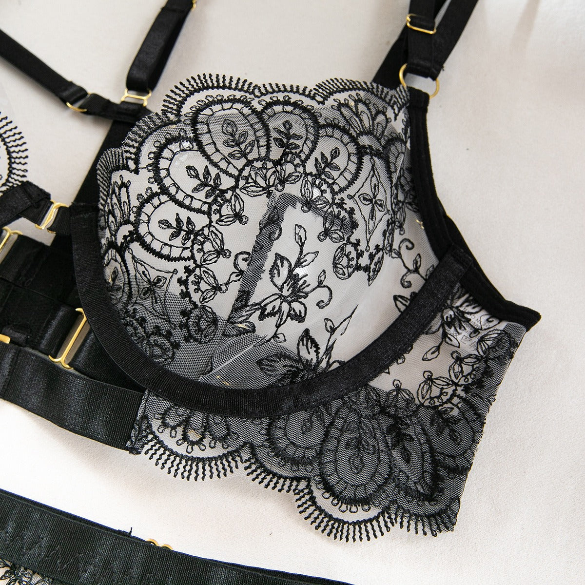 Satin-Nachthemd- und Morgenmantel-Set mit Spitzendetails und schmalen Trägern