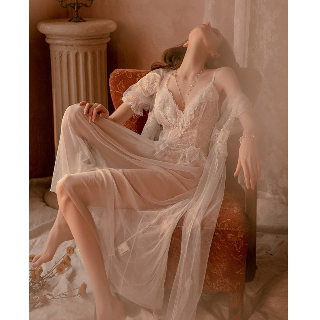 Negligé- und Morgenmantel-Set aus Satin mit Spitzen-Details, tiefem Dekolleté vorne und hinten sowie Spaghettiträgern