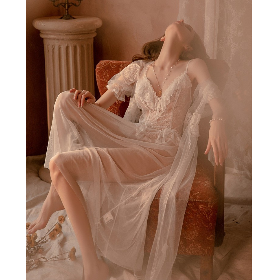 Negligé- und Morgenmantel-Set aus Satin mit Spitzen-Details, tiefem Dekolleté vorne und hinten sowie Spaghettiträgern