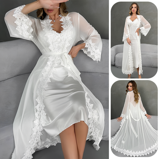 Negligé- und Morgenmantel-Set aus Satin mit Spitzen-Details, tiefem Dekolleté vorne und hinten sowie Spaghettiträgern