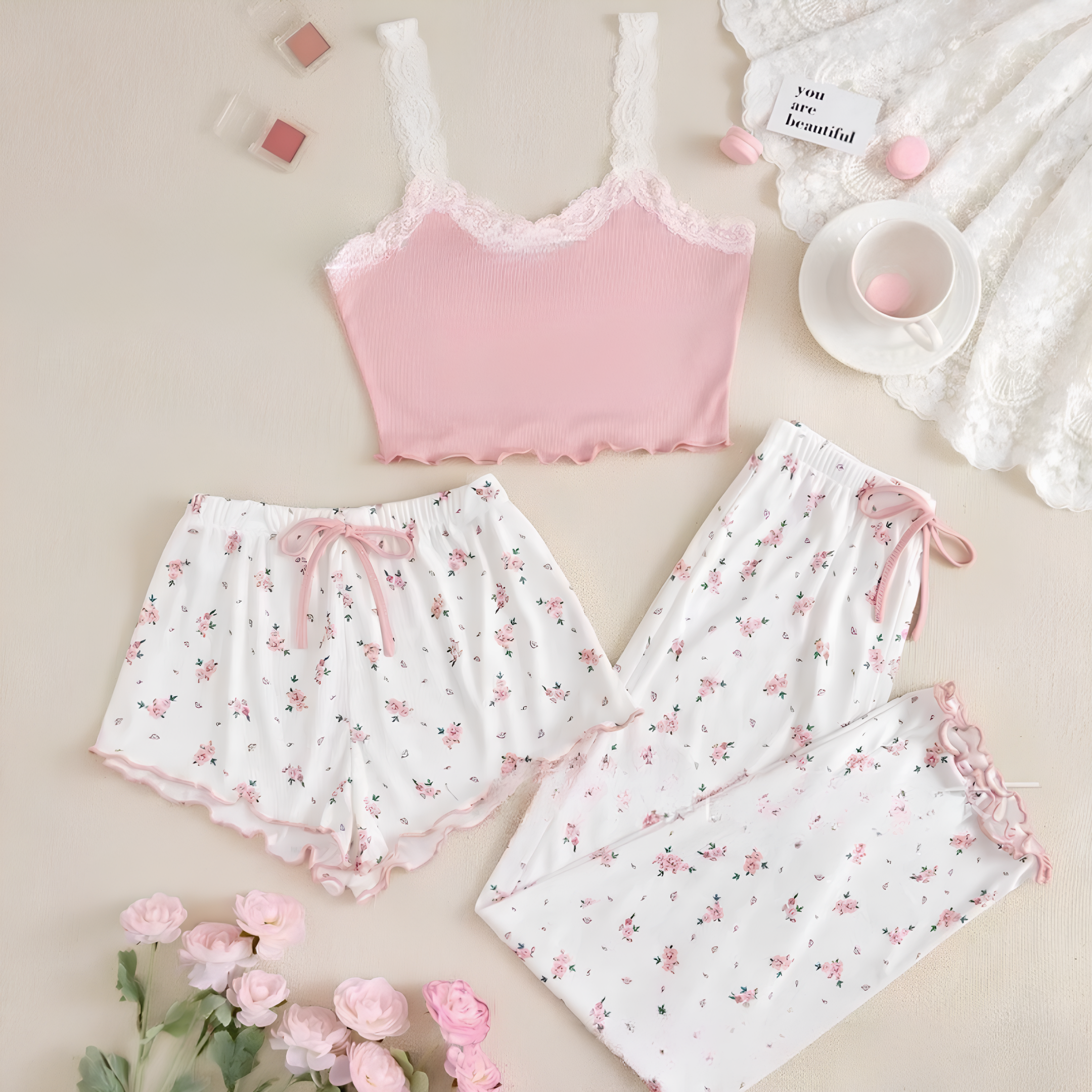 Negligé- und Morgenmantel-Set aus Satin mit Spitzen-Details, tiefem Dekolleté vorne und hinten sowie Spaghettiträgern