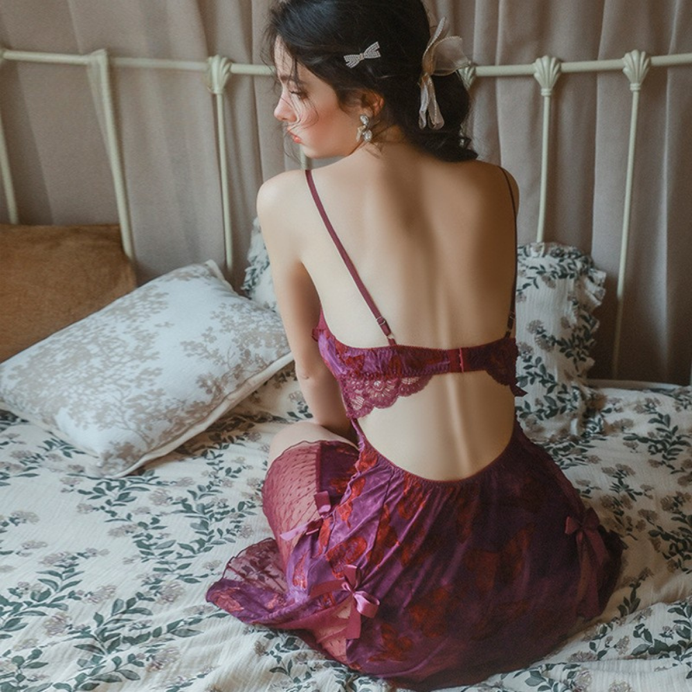 Negligé- und Morgenmantel-Set aus Satin mit Spitzen-Details, tiefem Dekolleté vorne und hinten sowie Spaghettiträgern