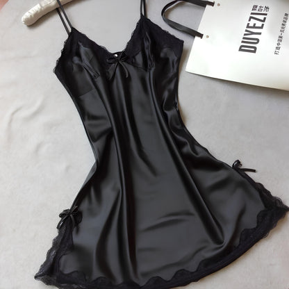 Completo vestaglia e camicia da notte in raso con spalline in corda, dettagli in pizzo sul petto e sulla schiena
