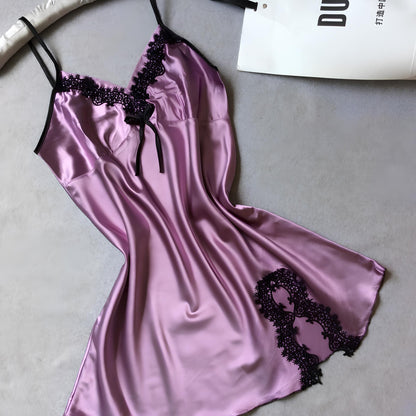 Completo vestaglia e camicia da notte in raso con spalline in corda, dettagli in pizzo sul petto e sulla schiena