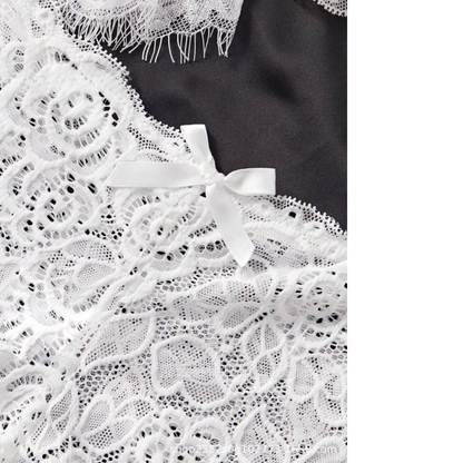 Completo vestaglia e camicia da notte in raso con spalline in corda, dettagli in pizzo sul petto e sulla schiena