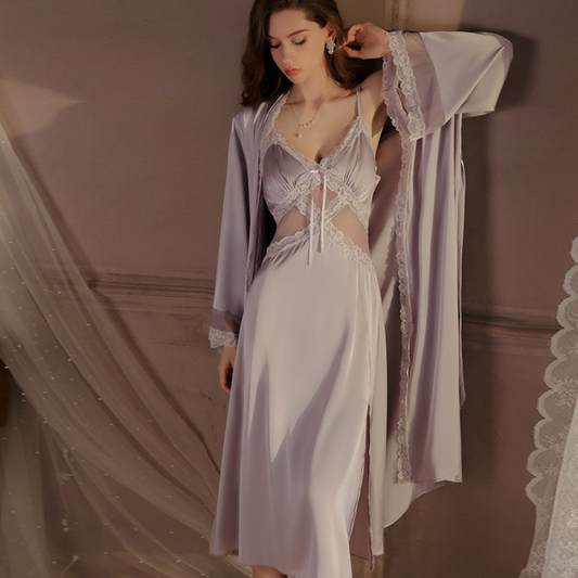 Completo vestaglia e camicia da notte in raso con spalline in corda, dettagli in pizzo sul petto e sulla schiena