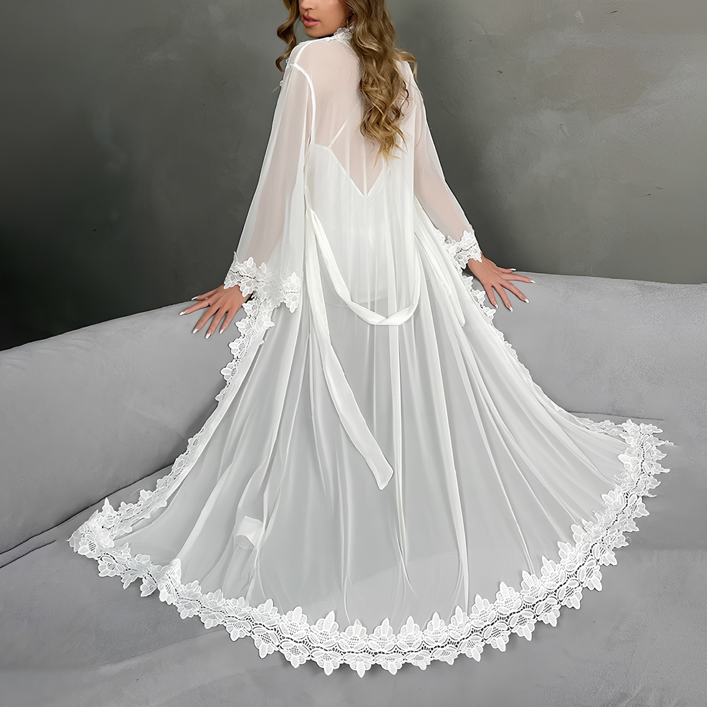 Negligé- und Morgenmantel-Set aus Satin mit Spitzen-Details, tiefem Dekolleté vorne und hinten sowie Spaghettiträgern