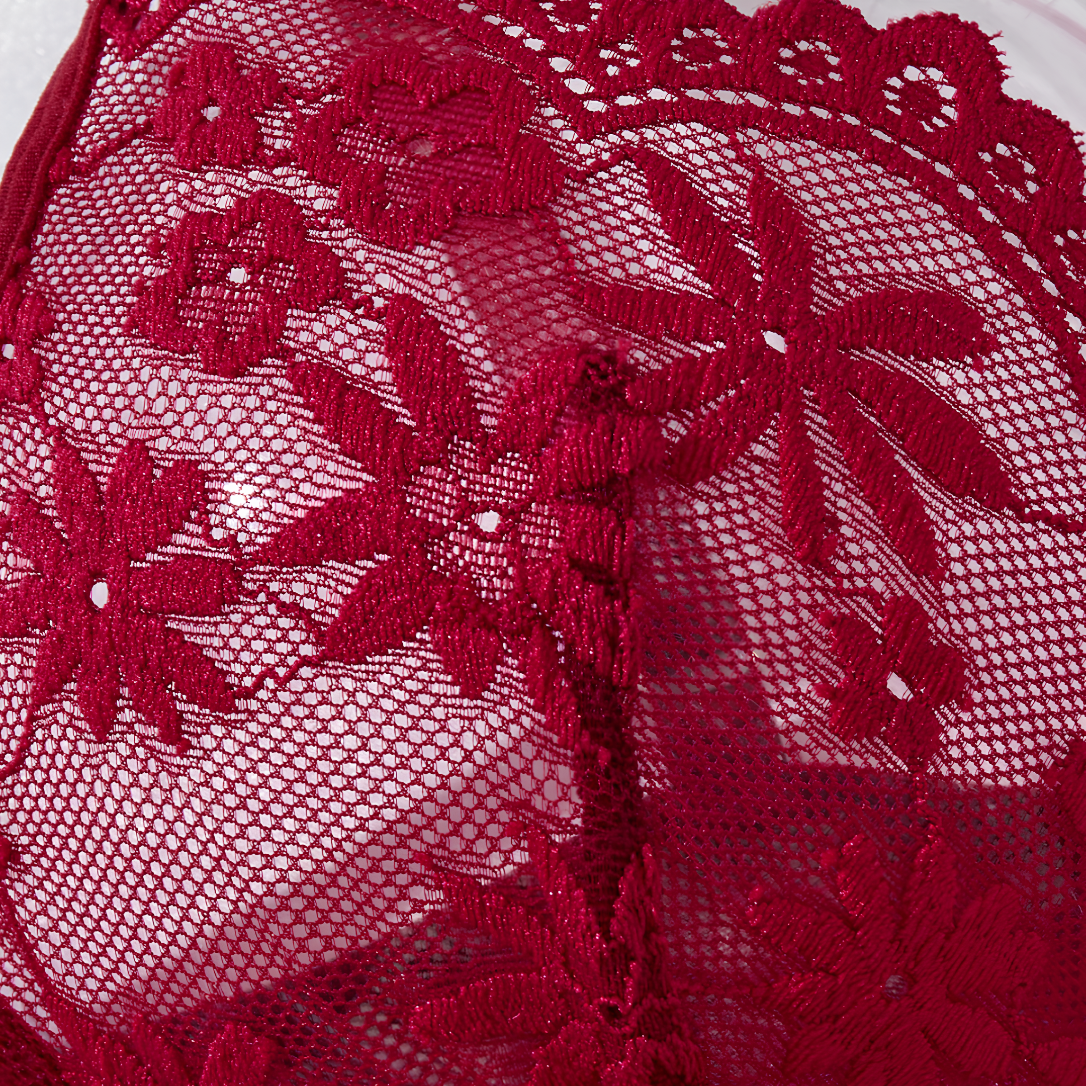 Completo vestaglia e camicia da notte in raso con spalline in corda, dettagli in pizzo sul petto e sulla schiena
