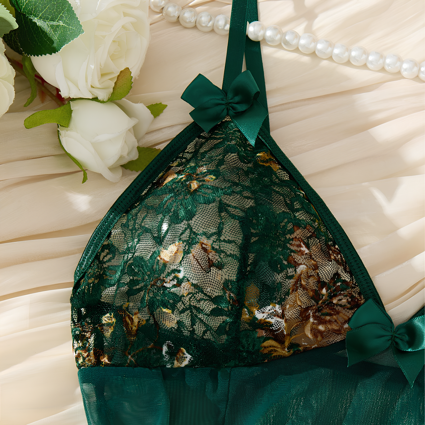 Negligé- und Morgenmantel-Set aus Satin mit Spitzen-Details, tiefem Dekolleté vorne und hinten sowie Spaghettiträgern