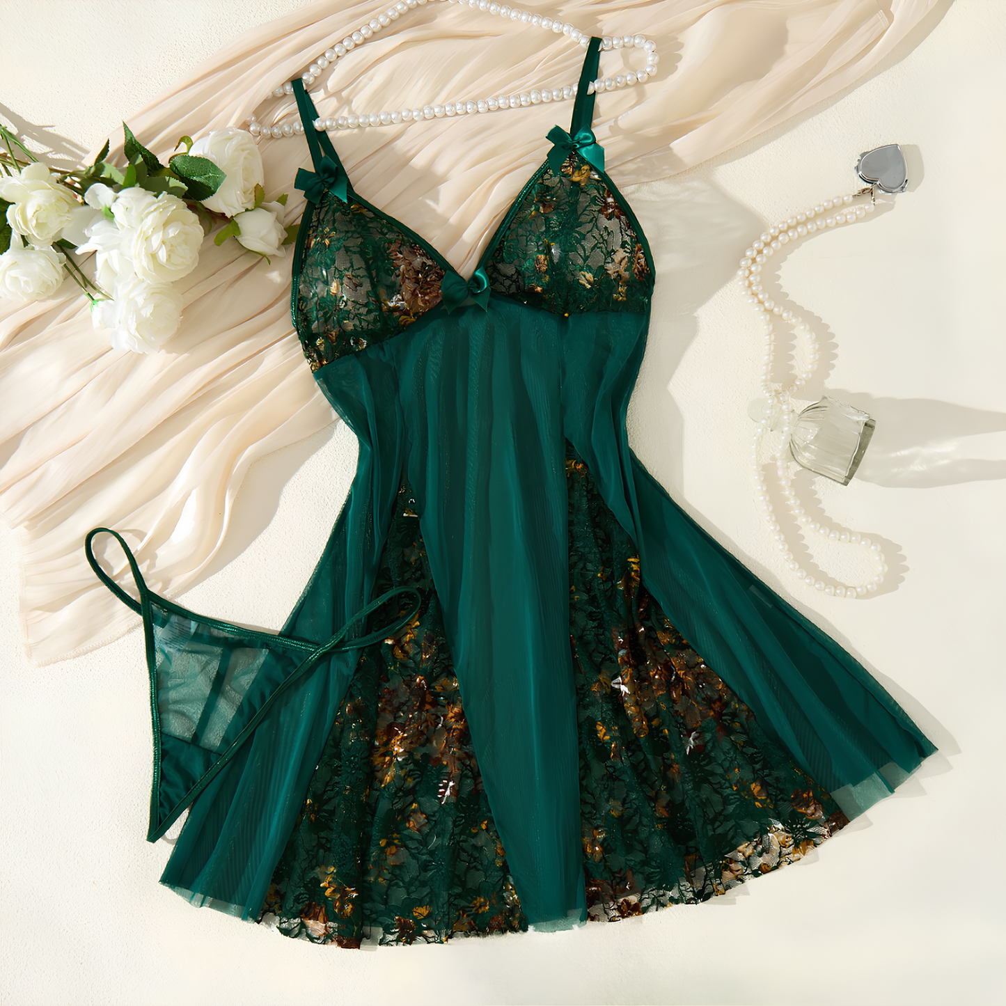 Negligé- und Morgenmantel-Set aus Satin mit Spitzen-Details, tiefem Dekolleté vorne und hinten sowie Spaghettiträgern