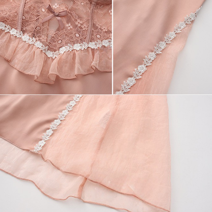 Satin-Nachthemd mit tiefem Schlitz, überkreuzten Rückenträgern und tiefem Dekolleté
