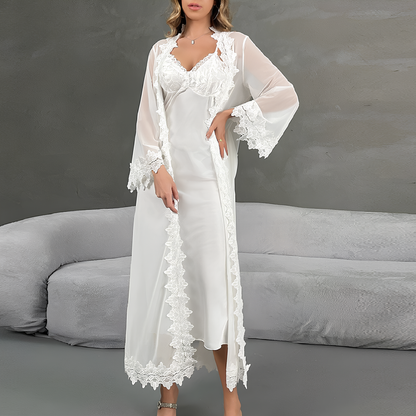 Negligé- und Morgenmantel-Set aus Satin mit Spitzen-Details, tiefem Dekolleté vorne und hinten sowie Spaghettiträgern