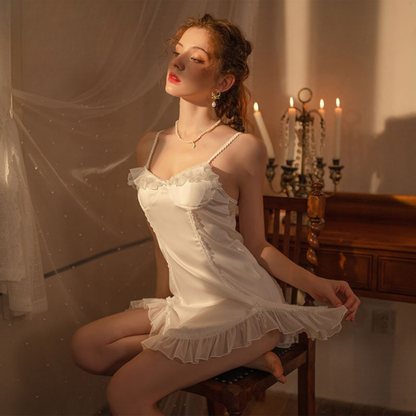 Satin-Nachthemd mit tiefem Schlitz, überkreuzten Rückenträgern und tiefem Dekolleté
