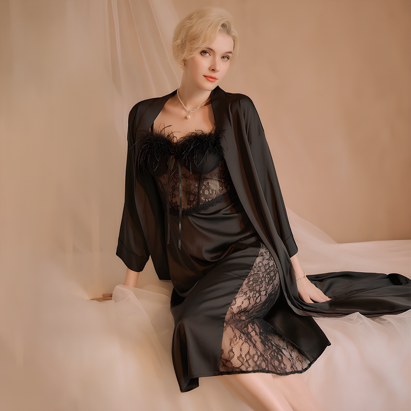 Satin-Nachthemd mit tiefem Schlitz, überkreuzten Rückenträgern und tiefem Dekolleté