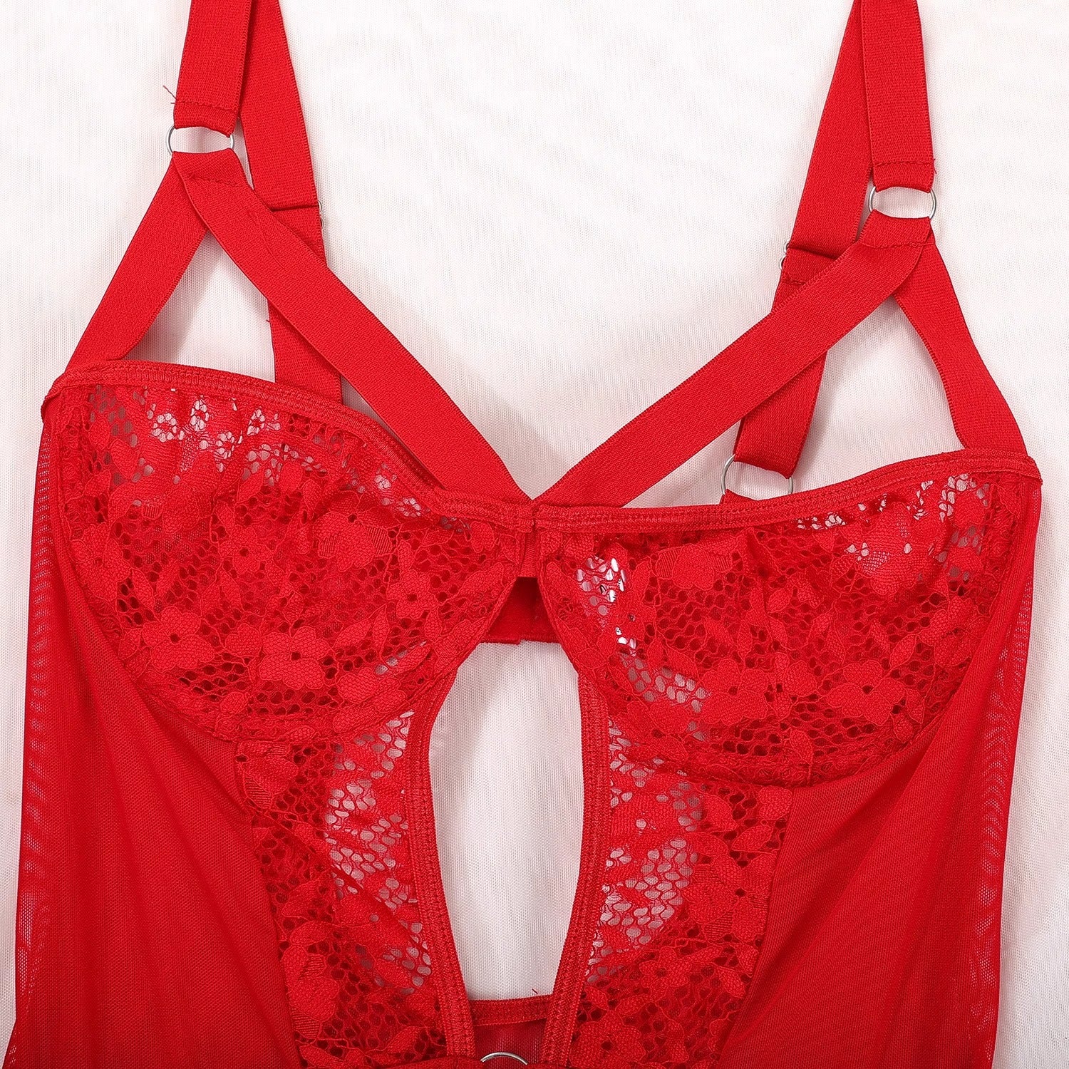 Completo vestaglia e camicia da notte in raso con spalline in corda, dettagli in pizzo sul petto e sulla schiena