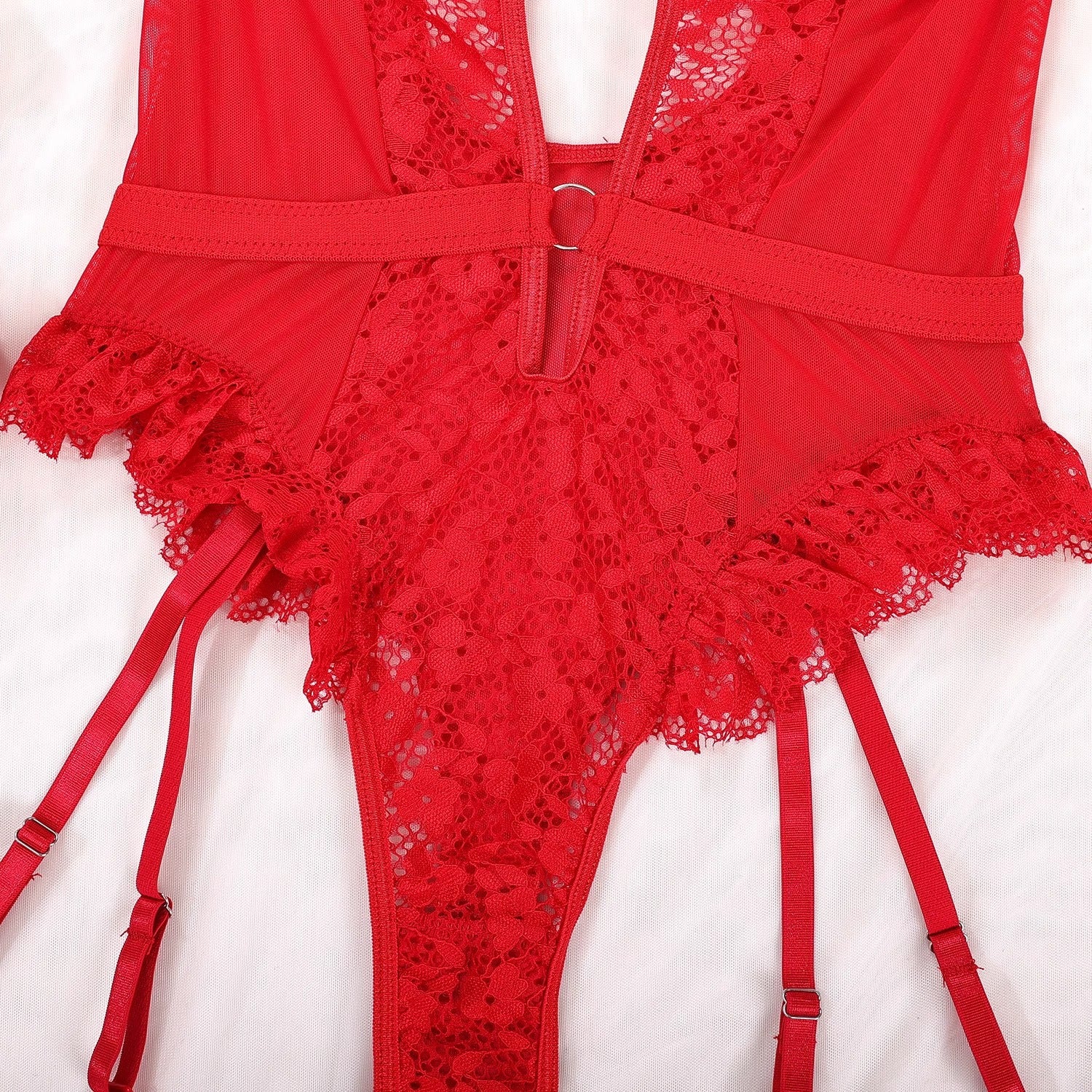 Completo vestaglia e camicia da notte in raso con spalline in corda, dettagli in pizzo sul petto e sulla schiena