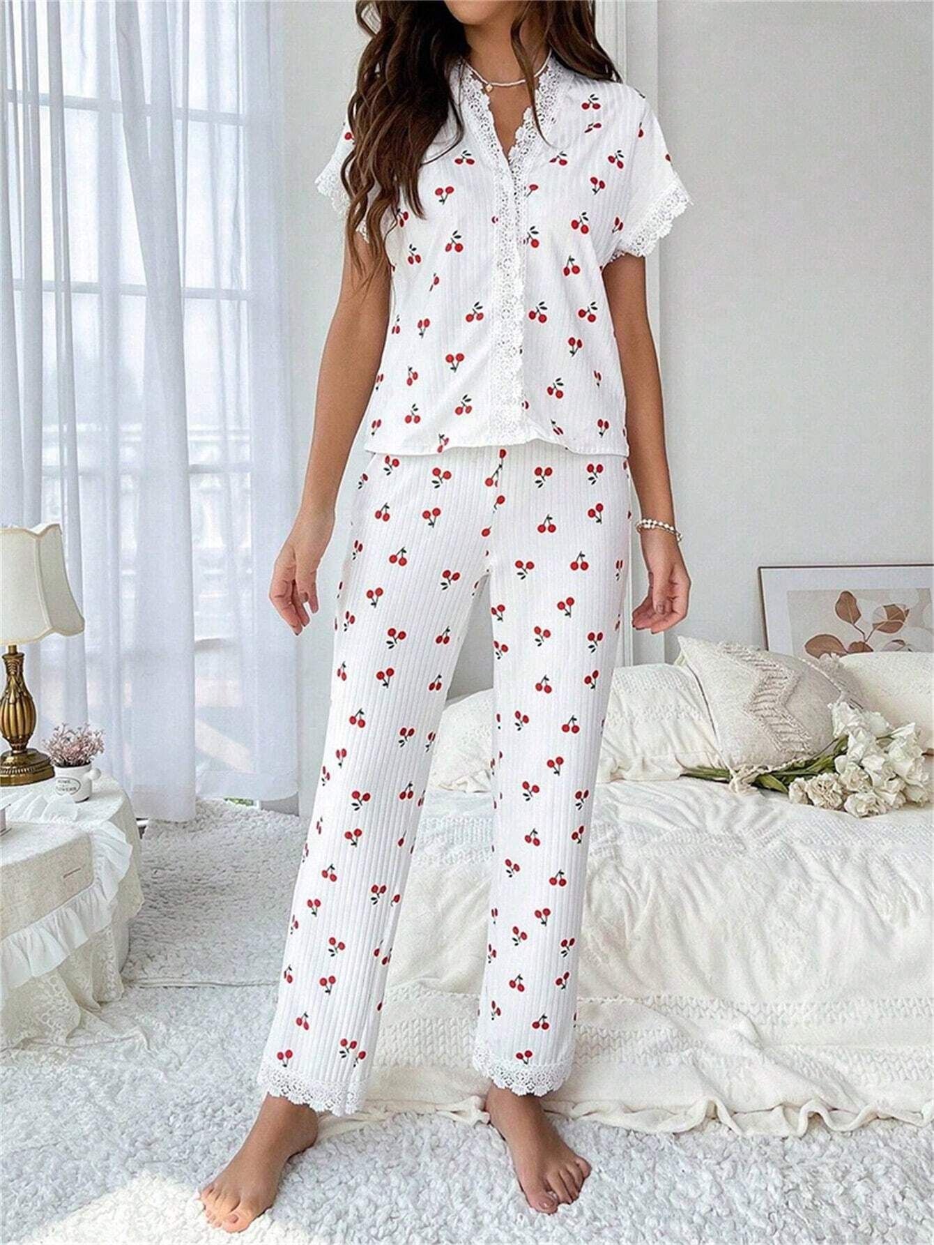 Pigiama completo con pantaloncini a maniche corte con dettagli tascabili