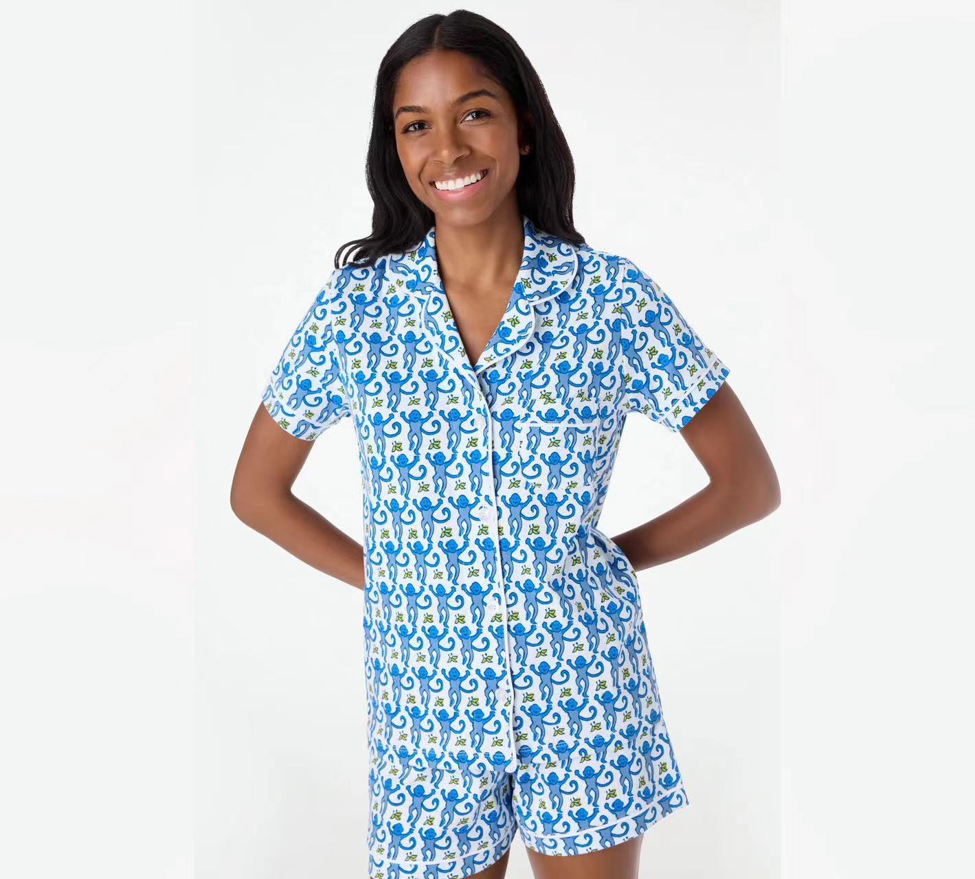 Completo vestaglia e camicia da notte in raso con spalline sottili e dettagli in pizzo