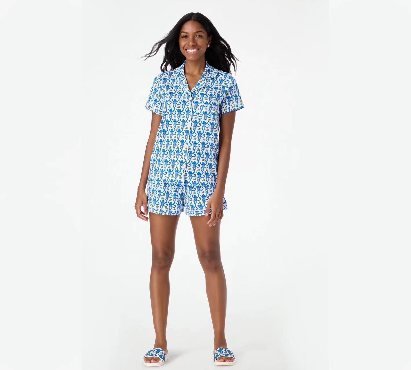 Completo vestaglia e camicia da notte in raso con spalline sottili e dettagli in pizzo