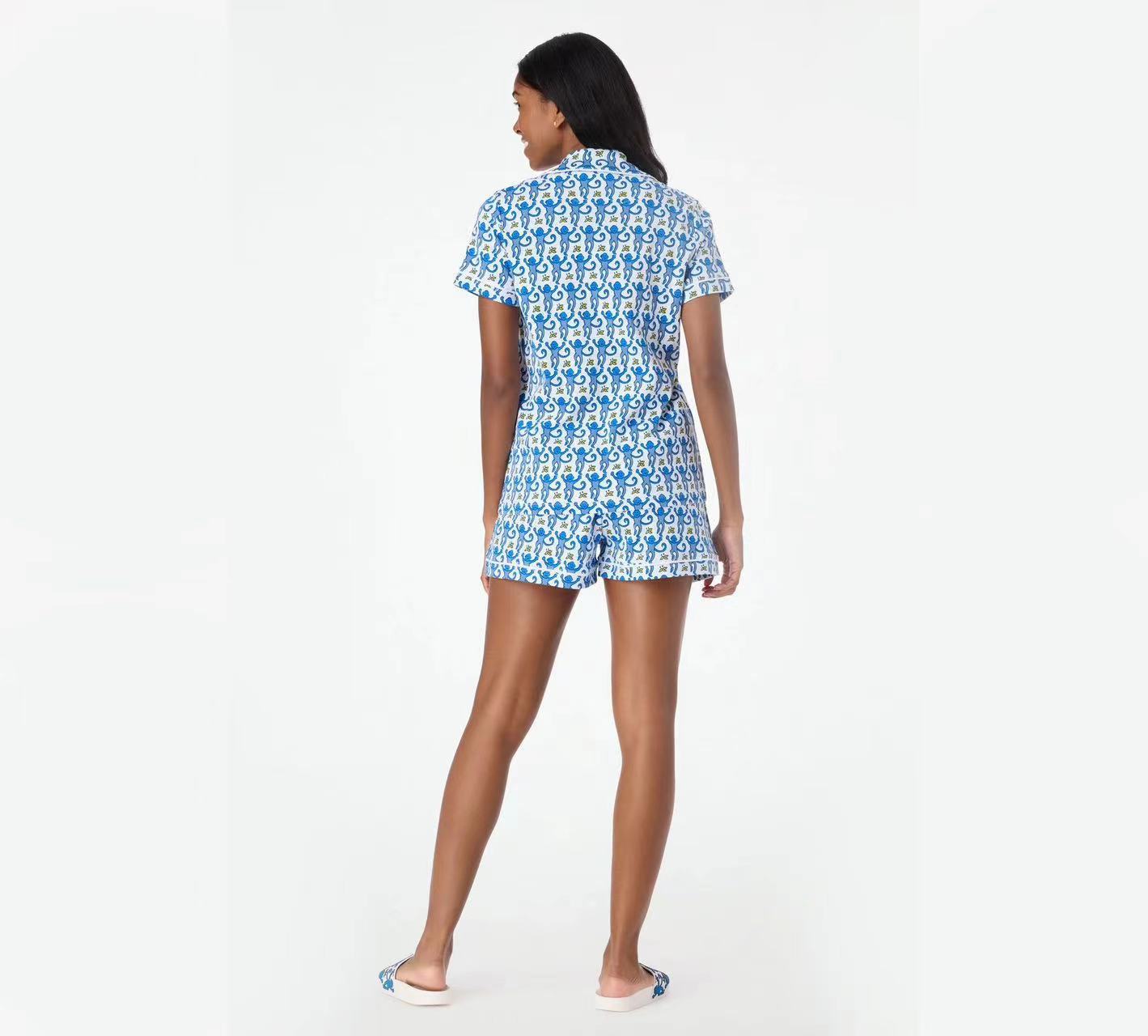 Completo vestaglia e camicia da notte in raso con spalline sottili e dettagli in pizzo