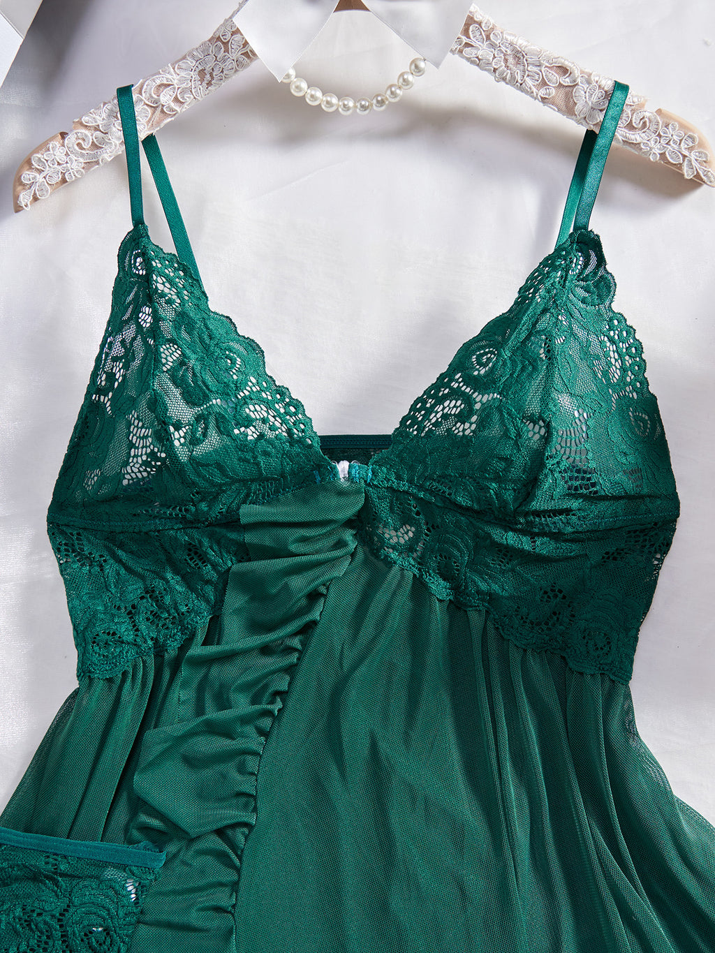 Negligé- und Morgenmantel-Set aus Satin mit Spitzen-Details, tiefem Dekolleté vorne und hinten sowie Spaghettiträgern