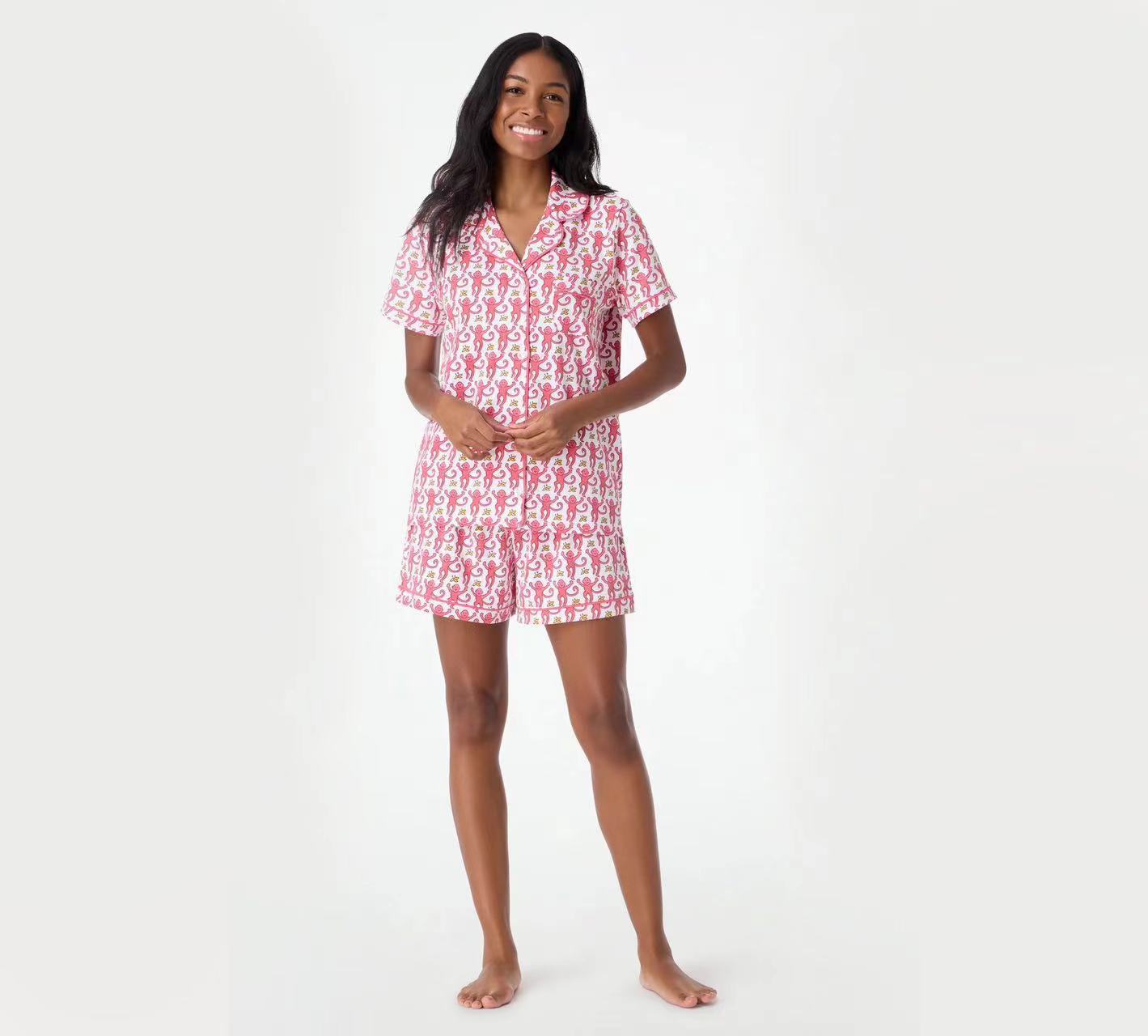 Completo vestaglia e camicia da notte in raso con spalline sottili e dettagli in pizzo