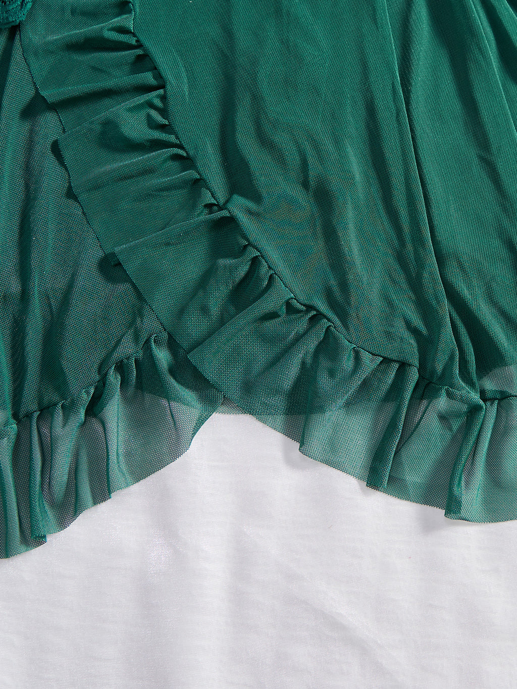 Negligé- und Morgenmantel-Set aus Satin mit Spitzen-Details, tiefem Dekolleté vorne und hinten sowie Spaghettiträgern