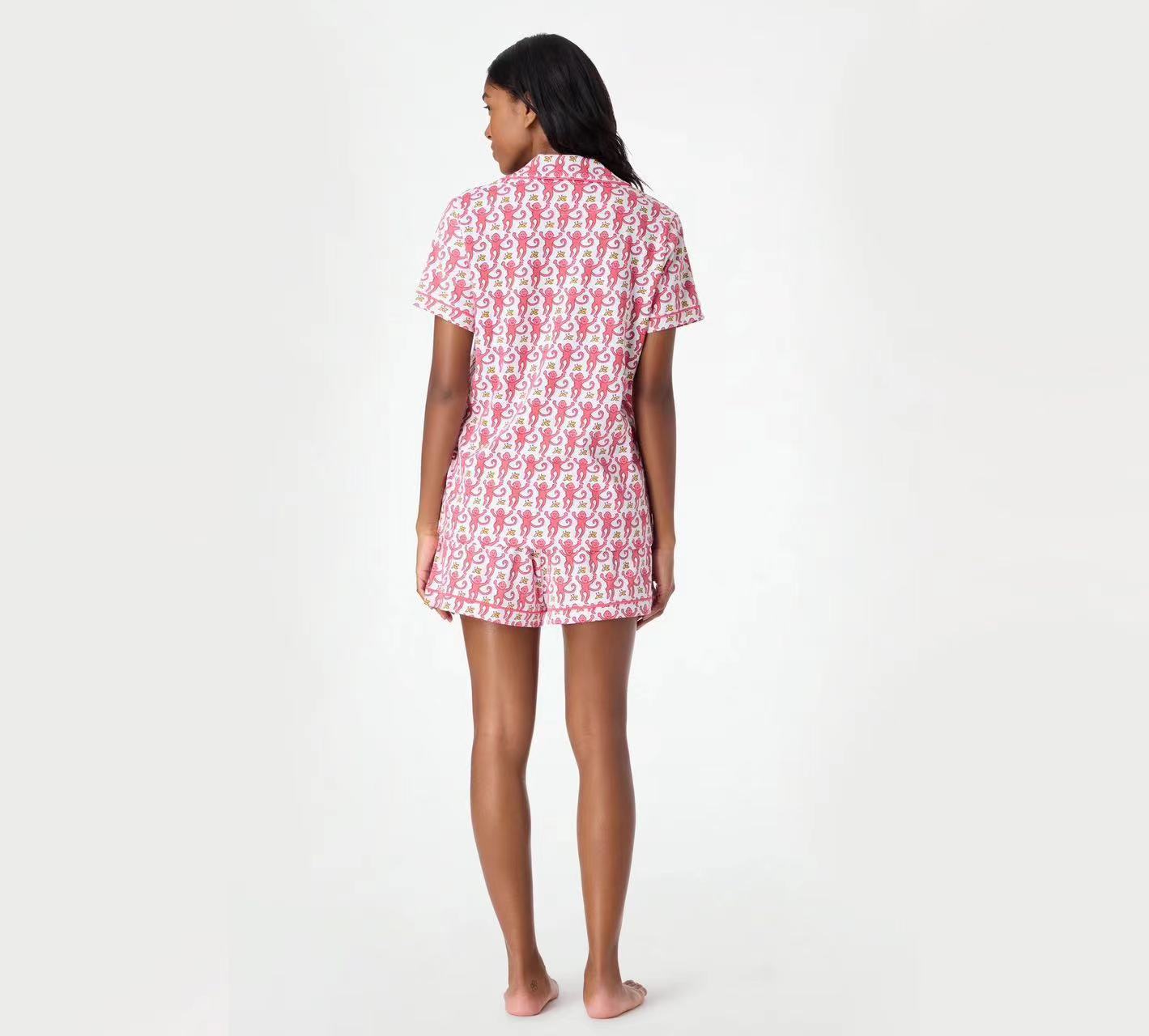 Completo vestaglia e camicia da notte in raso con spalline sottili e dettagli in pizzo