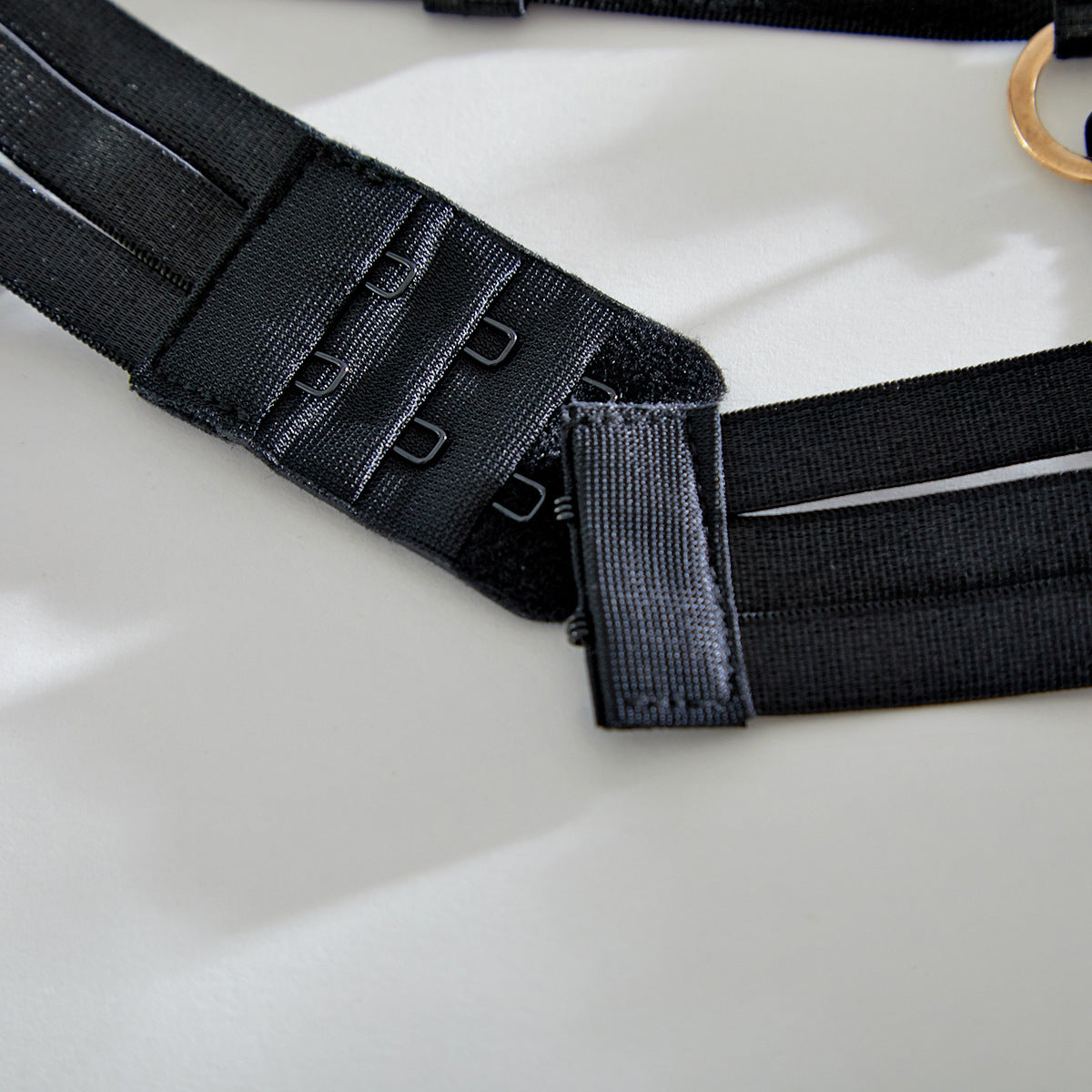 Completo vestaglia e camicia da notte in raso con spalline sottili e dettagli in pizzo
