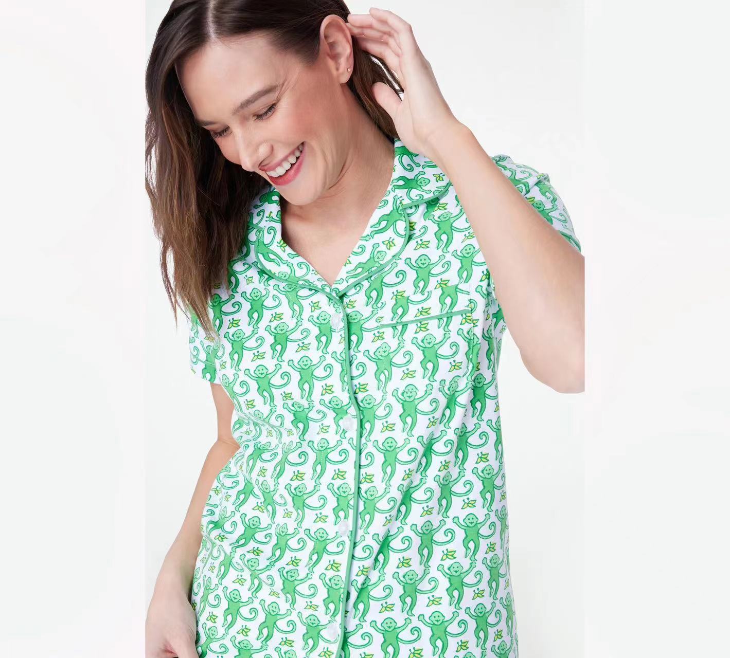 Completo vestaglia e camicia da notte in raso con spalline sottili e dettagli in pizzo