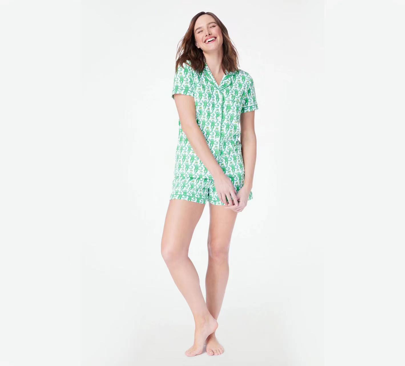 Completo vestaglia e camicia da notte in raso con spalline sottili e dettagli in pizzo