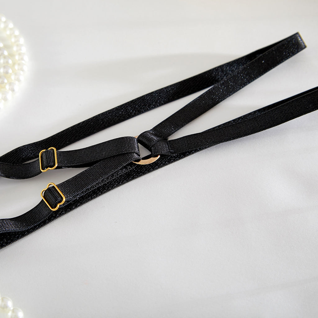 Completo vestaglia e camicia da notte in raso con spalline sottili e dettagli in pizzo
