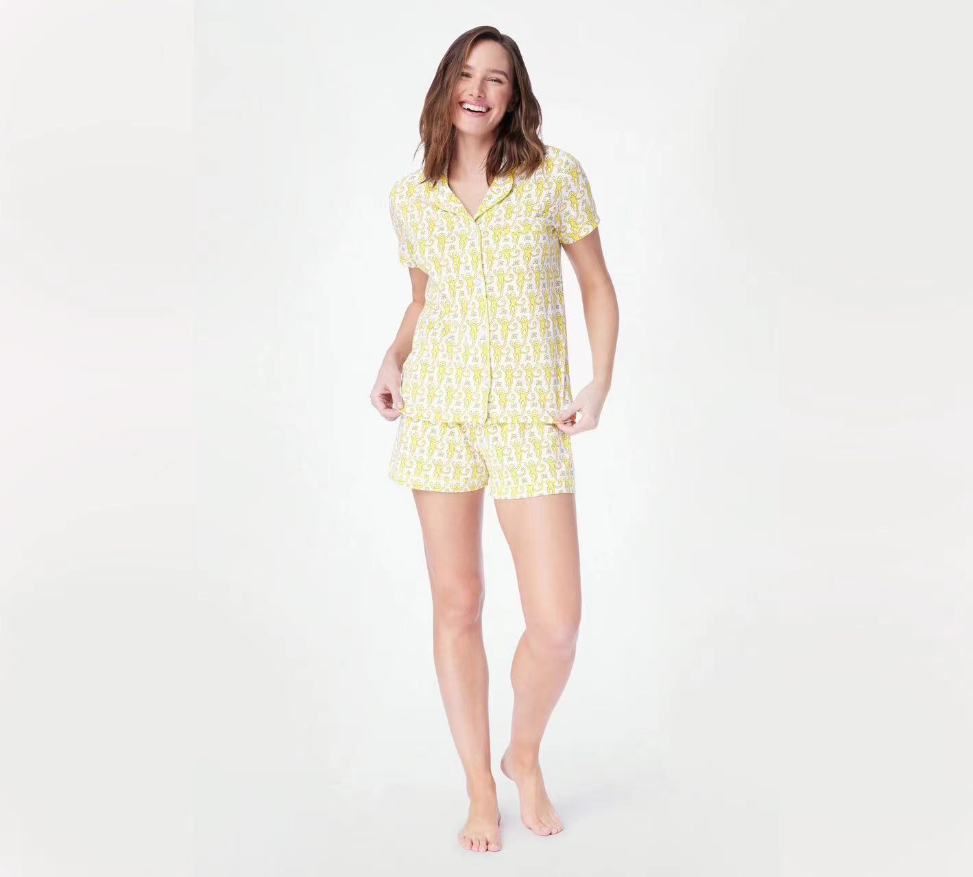 Completo vestaglia e camicia da notte in raso con spalline sottili e dettagli in pizzo