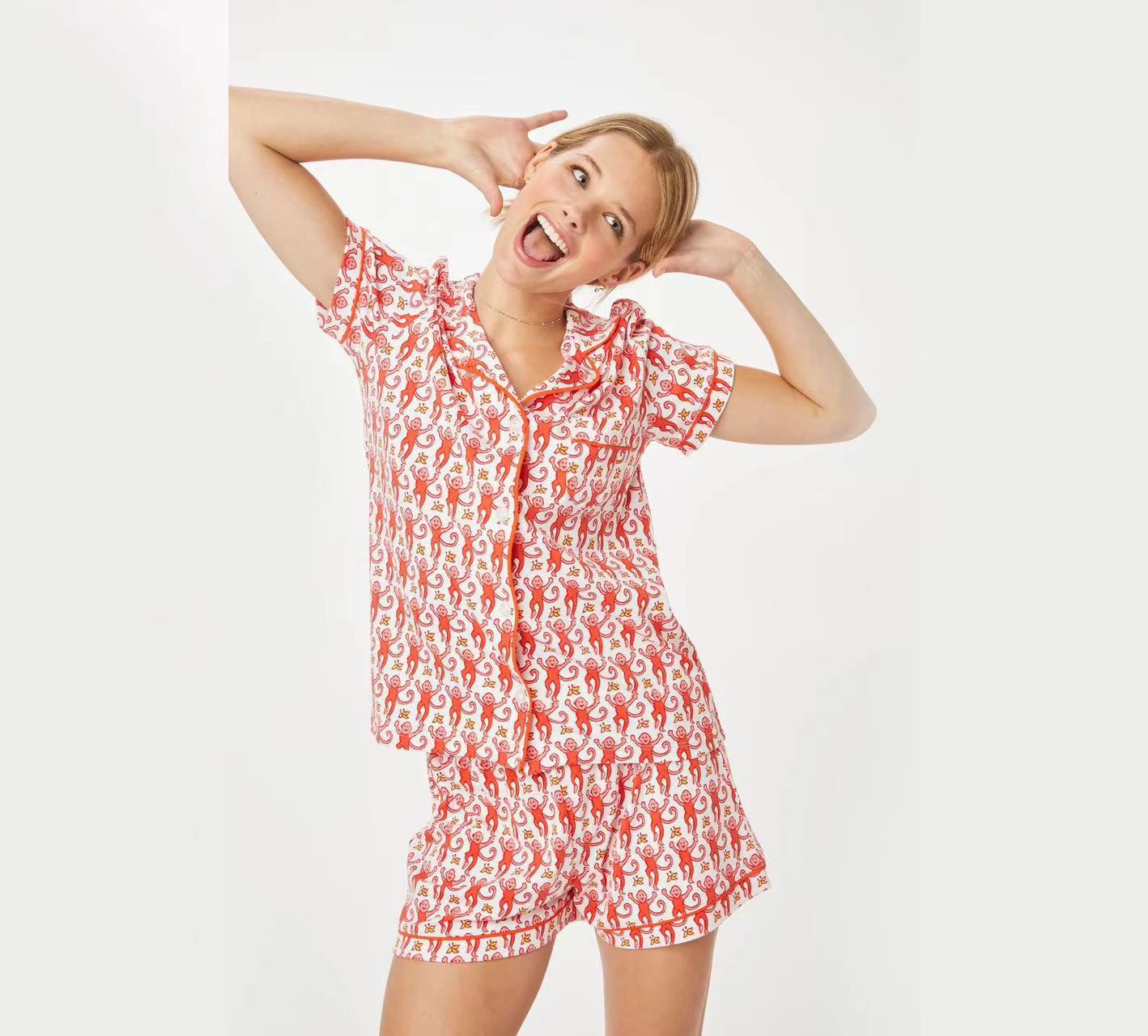 Completo vestaglia e camicia da notte in raso con spalline sottili e dettagli in pizzo