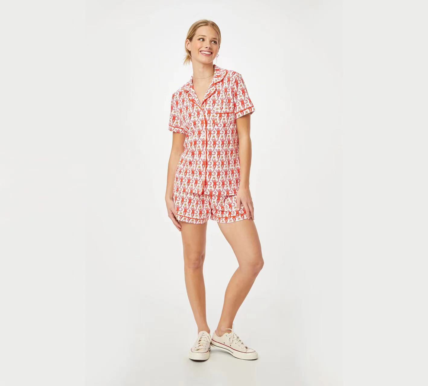 Completo vestaglia e camicia da notte in raso con spalline sottili e dettagli in pizzo
