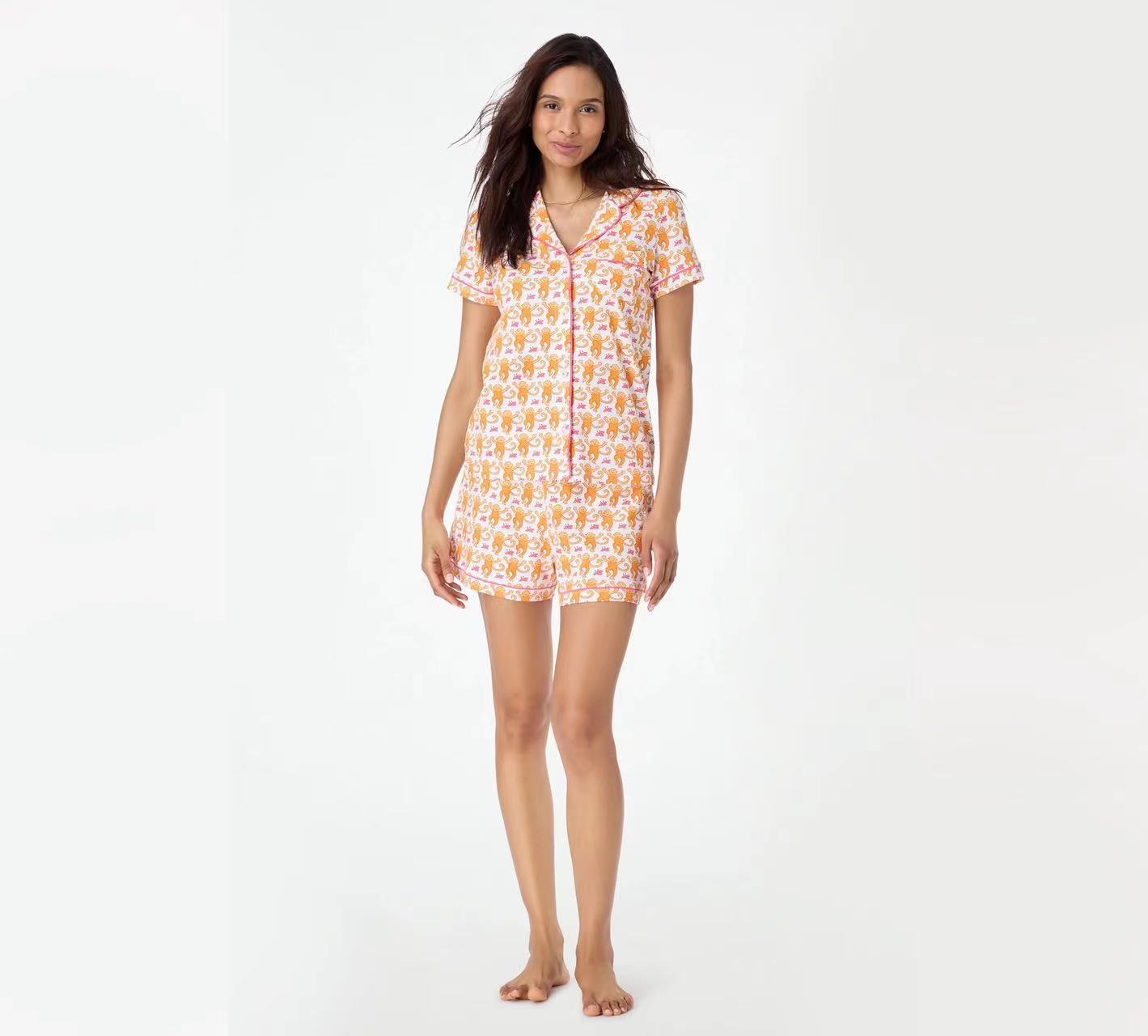 Completo vestaglia e camicia da notte in raso con spalline sottili e dettagli in pizzo