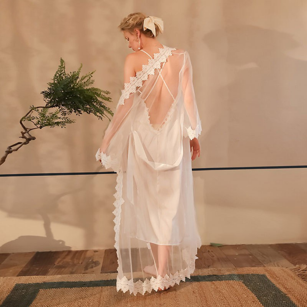 Chiffon-Negligé- und Morgenmantel-Set mit Spitzen-Details und Kreuzträgern auf dem Rücken