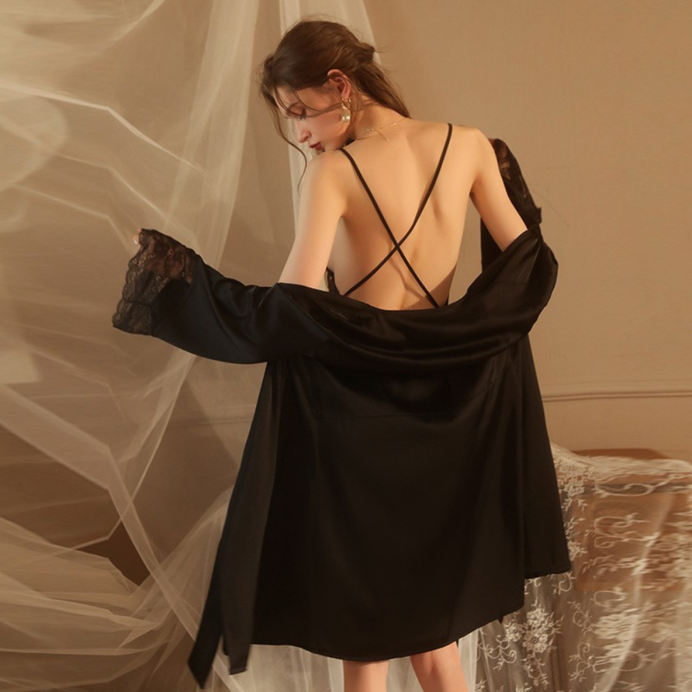 Satin-Nachthemd- und Morgenmantel-Set mit Spitzendetails, Rüschen und überkreuzten Rückenträgern