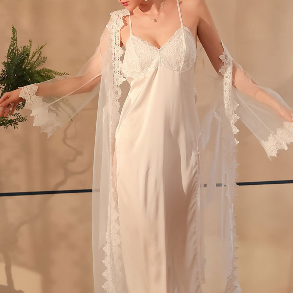 Chiffon-Negligé- und Morgenmantel-Set mit Spitzen-Details und Kreuzträgern auf dem Rücken