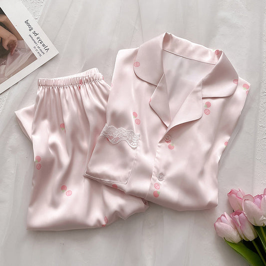 Completo vestaglia e camicia da notte in raso con spalline in corda, dettagli in pizzo sul petto e sulla schiena