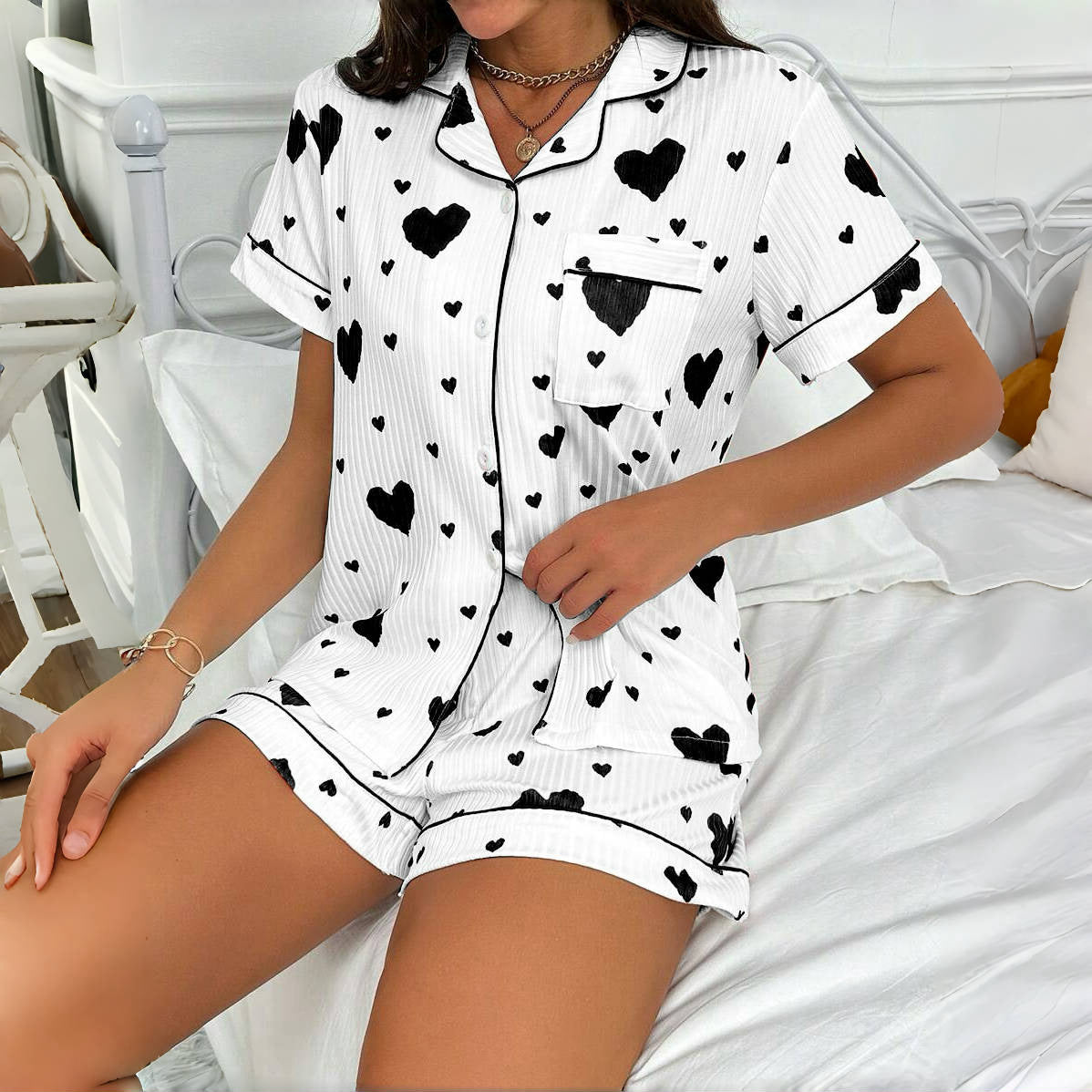 Completo vestaglia e camicia da notte in raso con spalline sottili e dettagli in pizzo