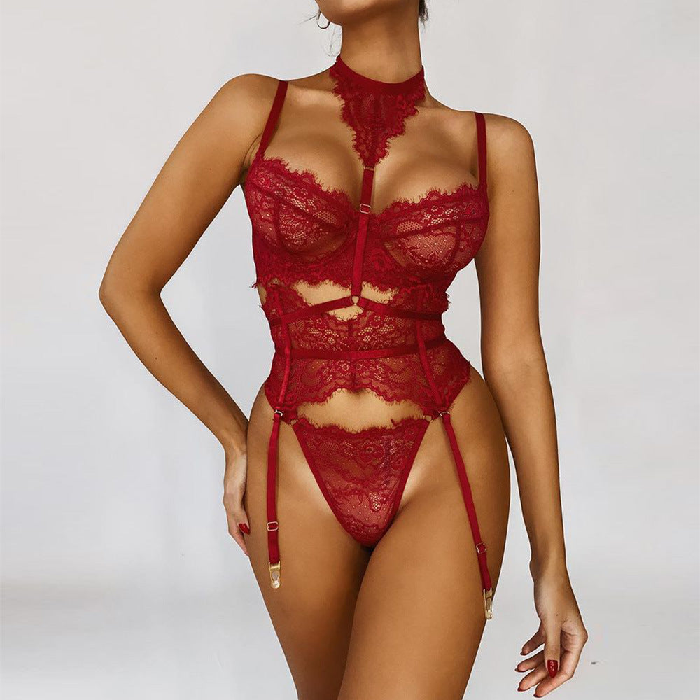 Completo vestaglia e camicia da notte in raso con spalline sottili e dettagli in pizzo