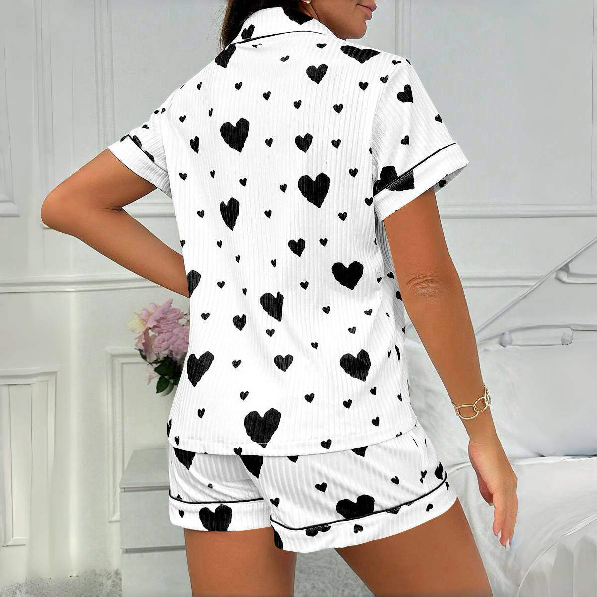 Completo vestaglia e camicia da notte in raso con spalline sottili e dettagli in pizzo